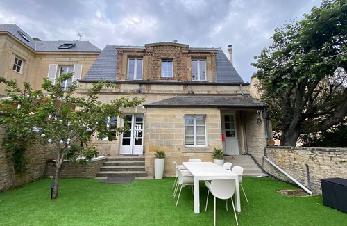 Lion-sur-Mer House | Renovated seafront villa 2025 - direct beach access & shops 5 min walk away