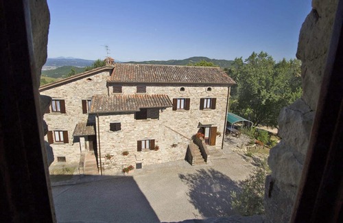 Guzman Villa | Renovated Villa With 360° View Of Tiber Valley