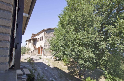 Guzman Villa | Renovated Villa With 360° View Of Tiber Valley