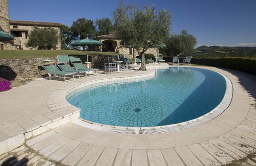 Guzman Villa | Renovated Villa With 360° View Of Tiber Valley