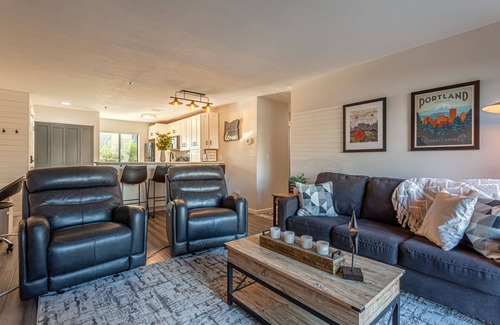 Lloyd District Condo | Renovated waterfront condo near the Pearl District