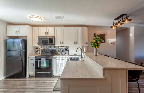 Lloyd District Condo | Renovated waterfront condo near the Pearl District