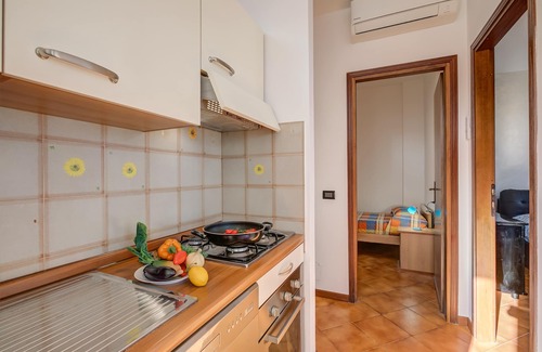 Villanuova sul Clisi Apartment | Residence Canneto Pool And Lake View, Villanuova sul Clisi, Italy