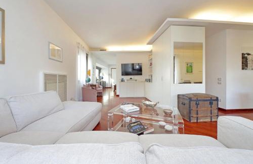 Quartiere XVII Trieste Apartment | RESIDENZA BELVEDERE LuxuryAparment-Pool&Balcony-JACUZZi-AirCond-Wifi