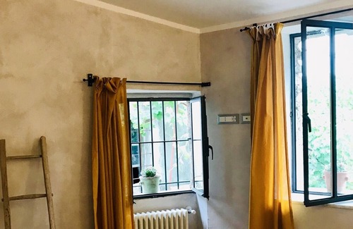 Prela House | Resort San Giacinto ancient country house surrounded by greenery.