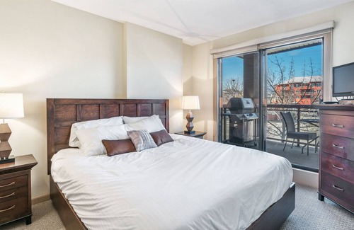 South Pandosy Condo | Resort Style - 3 bedroom 2 bathroom Playa Del Sol