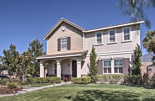 Fontana House | Resort style living with fitness and sport courts for vacations or professionals