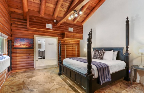 Wimberley Hotel | Resort Suite Across the Street from Market Days - Sleeps 4!