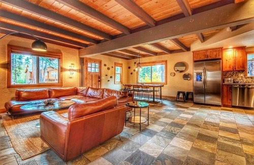 Ridgewood Cabin | Restful North Ridge | 5 Minutes Walk to Shoreline
