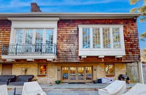 Mays Chapel House | Restored historic in-law home near downtown Baltimore with pool, kitchenette, AC