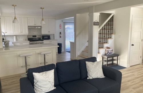 Port Weller House | Retreat by the Lake - Near the Niagara Wineries!