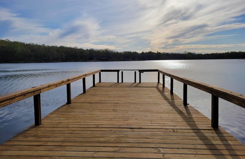 Brookport House | Retreat Cabin in Southern Illinois on Lakefront with an Outdoor Hot Tub