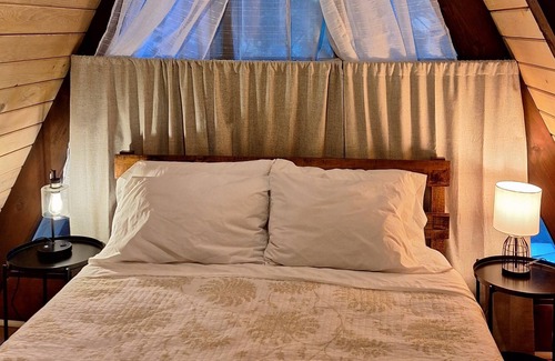 Snoqualmie Pass House | Retro A-frame Cabin w/fireplace