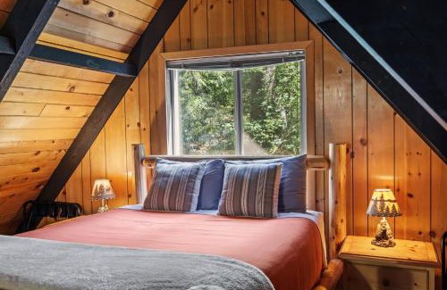 Skykomish House | Retro A-Frame Cabin - Hot tub Firepit & Fireplace