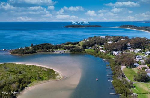 Mossy Point House | Retro Coastal Cottage