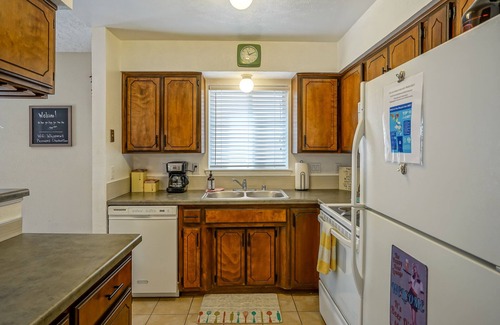 Northeast Heights House | Retro Condo in the North East Heights, 2bd/1ba, garage, Pet friendly