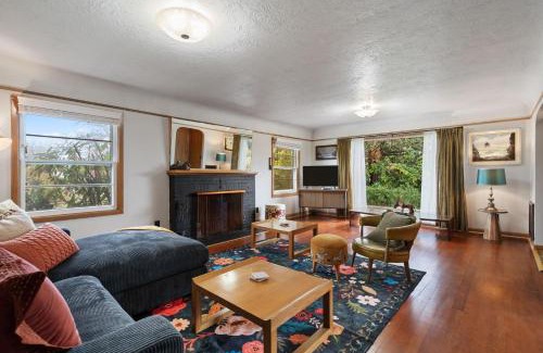 Starcrest House | Retro Getaway In Hazel Dell