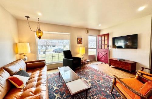 Van Wert House | Retro Refuge On Woodstock Dr