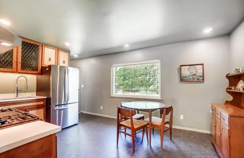 Van Wert House | Retro Refuge On Woodstock Dr