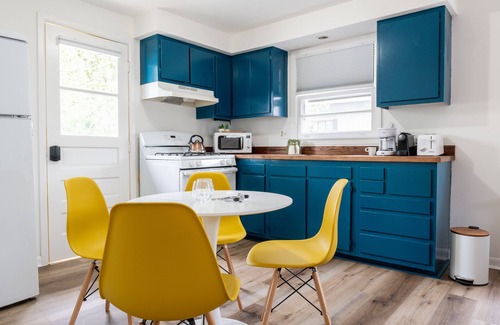 Lincoln Park House | Retro Retreat: 1br home w/WFH desk, livingroom, fire pit and no chores!