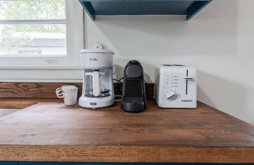 Lincoln Park House | Retro Retreat: 1br home w/WFH desk, livingroom, fire pit and no chores!