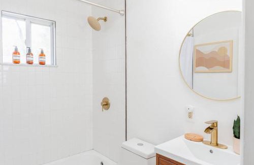 Lincoln Park House | Retro Retreat: 1br home w/WFH desk, livingroom, and fire pit