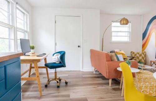 Lincoln Park House | Retro Retreat: 1br home w/WFH desk, livingroom, and fire pit
