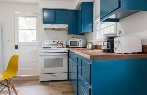 Lincoln Park House | Retro Retreat: 1br home w/WFH desk, livingroom, and fire pit