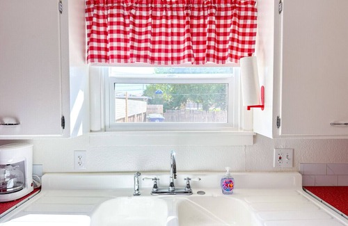 Coalinga House | Retro Rhythm Hideaway