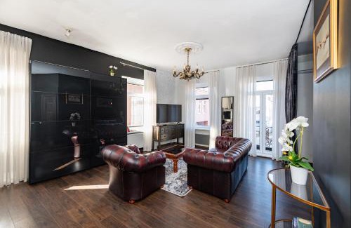 Old Town Apartment | Retro Studio Old Town Apartment by Domvia