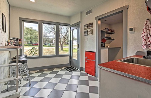 Blanco Cottage | Retro Updated Blanco Abode - Steps to Main Street!