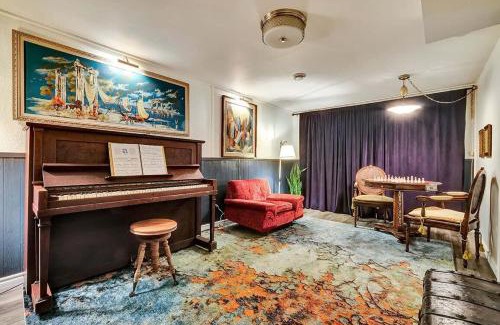 Prince Edward House | Retro vibe w hot tub piano lounge and vinyls