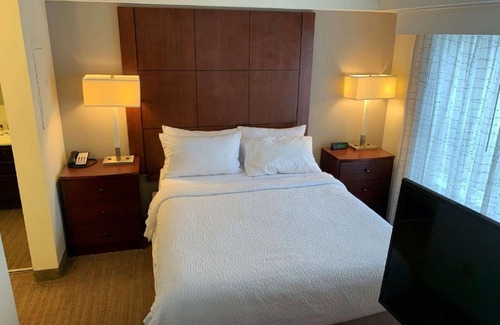 Crosswoods Hotel | Revi Columbus North