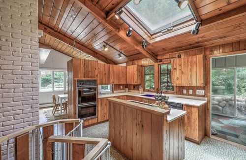 Wakefield-Peacedale House | Rhody Beach Bungalow - Downtown Wakefield! 7 minutes to Narragansett Beach!