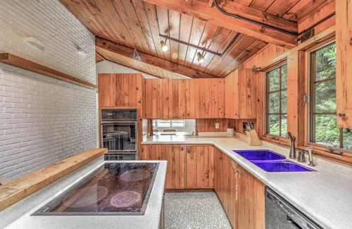 Wakefield-Peacedale House | Rhody Beach Bungalow - Downtown Wakefield! 7 minutes to Narragansett Beach!