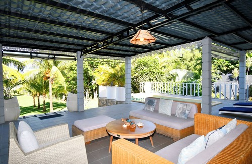 Surinam Villa | Riambel: Villa Antema, pool, right on the beach
