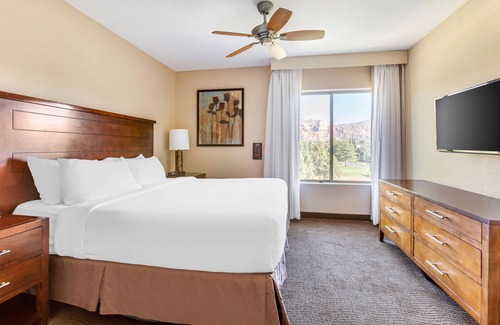Oak Creek Resort | Ridge on Sedona - 1 BEDROOM 1 KING SUITE WITH ROLL-IN SHOWER