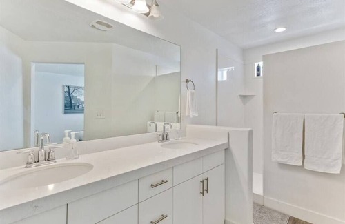 Vineyard House | Right off Freeway, Quiet Neighborhood, King Bed!