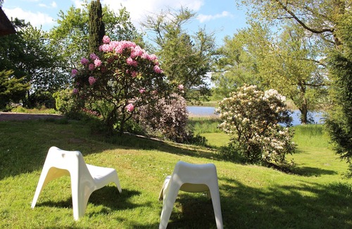 Breiholz House | Right on the water: large thatched-roof house for 8 people with garden and fireplace