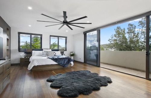 Booker Bay House | Riptides Booker Bay -Waterfront apartment, walk to shops & cafes
