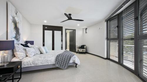 Booker Bay House | Riptides Booker Bay -Waterfront apartment, walk to shops & cafes