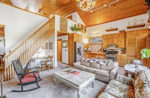 Kankakee Apartment | River ßARN 》Quaint, Refined, Elegant