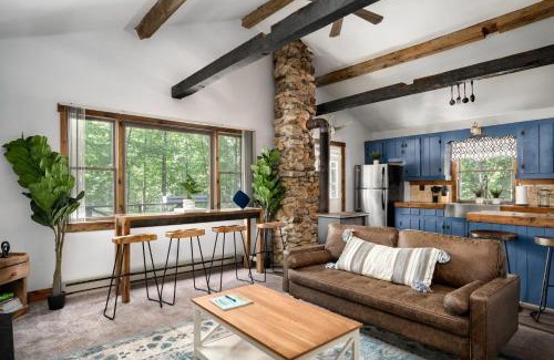 Great Cacapon House | River Access Cabin w Hot Tub Kayaks WiFi Grill