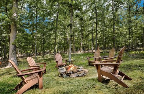 Great Cacapon House | River Access Cabin w Hot Tub Kayaks WiFi Grill