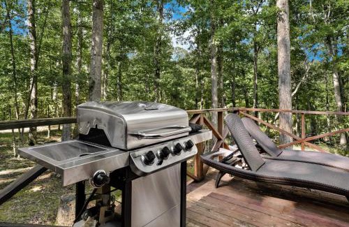 Great Cacapon House | River Access Cabin w Hot Tub Kayaks WiFi Grill