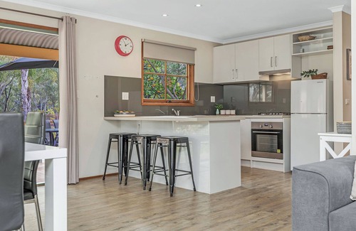 Moama Cabin | River Frontage Unit in family friendly Resort - Moama