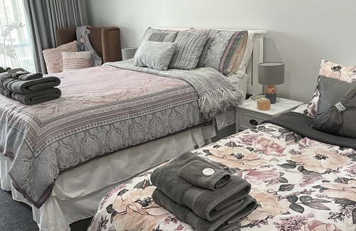 Axedale Bed & Breakfast | River Gardens Axedale Pet friendly B & B Farm stay - Motel Room