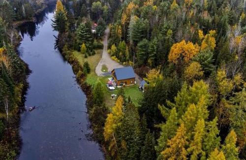 Saint Come Ski Chalet | River Lodge Chalet - Private - SPA - AC - Pet Friendly