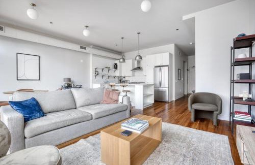 Near North Side Apartment | River N 3BR w Gym Rooftop nr L Park CHI-323