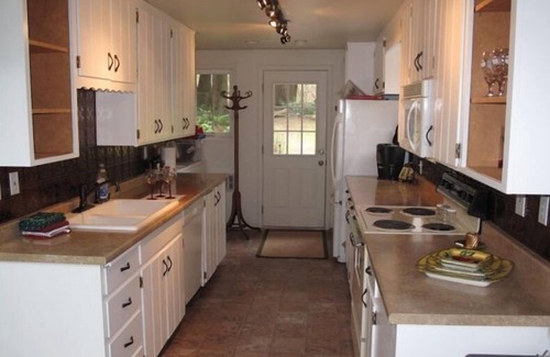 Riverbend Ski Chalet | River's Edge Chalet! Watch Eagles, Ski, Kayak, Hike, Shop!